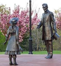 bronze statues commemorating the meeting between Abraham Lincoln and Grace Bedell